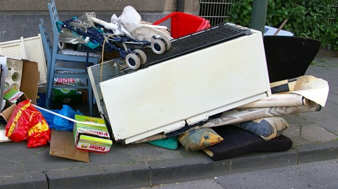 Grofvuil op straat in een Duitse stad