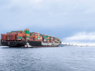 Containerschip Afif van Hapag-Lloyd met containers vaart de haven van Hamburg binnen