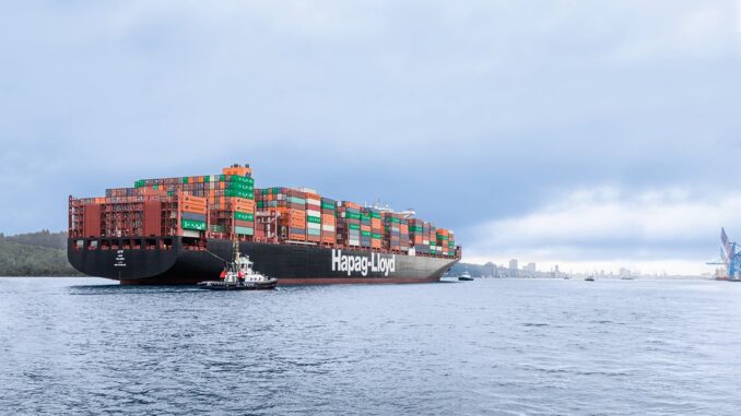 Containerschip Afif van Hapag-Lloyd met containers vaart de haven van Hamburg binnen