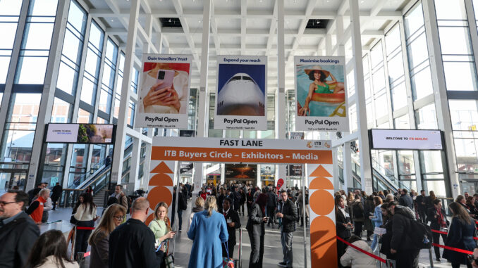 Bezoekers bij de ingang Zuid van de ITB Berlijn 2026 in de Messe Berlin