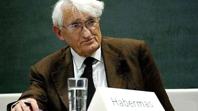Jürgen Habermas tijdens een discussie aan de Hochschule für Philosophie in München