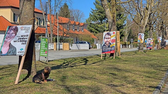 Verkiezingsposters langs een straat tijdens de lokale verkiezingen in Beieren