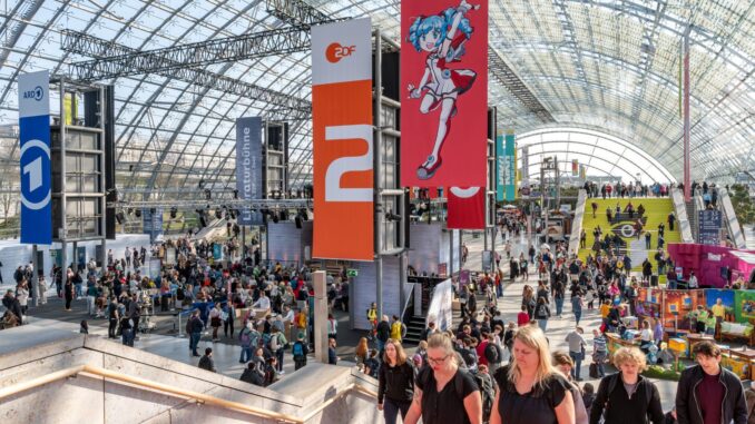 Drukte in de hal van de Leipziger Buchmesse 2026 met duizenden bezoekers en stands