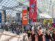 Drukte in de hal van de Leipziger Buchmesse 2026 met duizenden bezoekers en stands