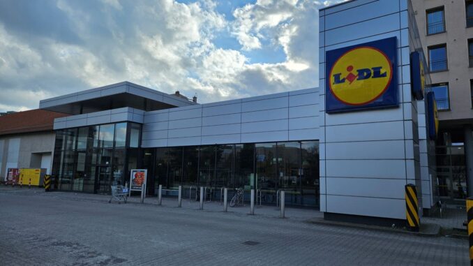 Lidl-filiaal in Berlijn met groot logo op de gevel, onderwerp van rechtszaak over misleidende prijsreclame in Duitsland