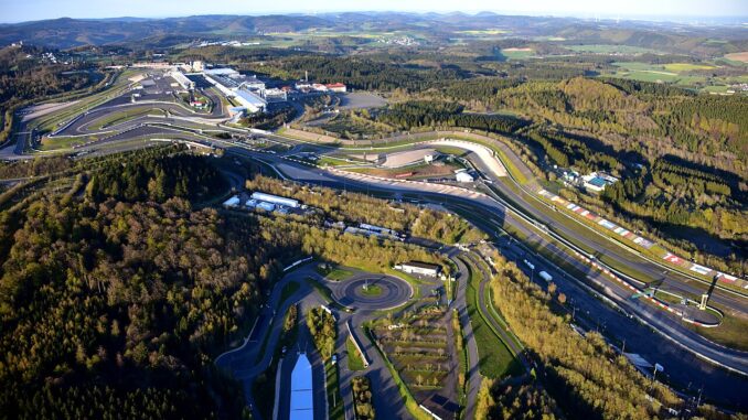 Luchtfoto van de Nürburgring met de Nordschleife in de Duitse deelstaat Rijnland-Palts