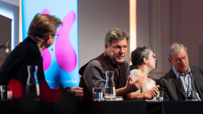 Robert Habeck in gesprek met schrijver Julian Barnes tijdens lit.COLOGNE 2026 in Keulen