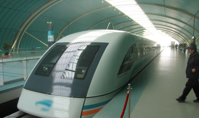 Transrapid magneetzweeftrein in station van Shanghai