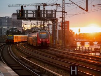 Treinverkeer in Berlijn bij zonsopgang met intercity en S-Bahn op de Stadtbahn