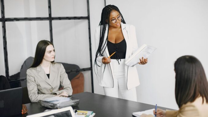 Vrouwen bespreken plannen tijdens een zakelijke vergadering