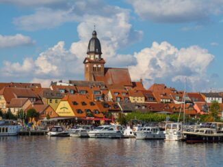 Stadsgezicht van Waren (Müritz) in Mecklenburg-Voor-Pommeren met de St. Marienkerk en de haven