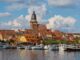 Stadsgezicht van Waren (Müritz) in Mecklenburg-Voor-Pommeren met de St. Marienkerk en de haven