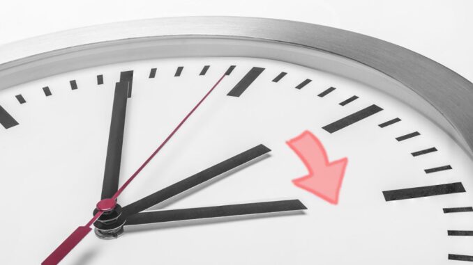 Analoge klok waarbij de tijd vooruit wordt gezet voor de zomertijd
