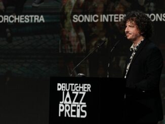 Diego Pinera spreekt tijdens de uitreiking van de Deutscher Jazzpreis 2025 in Keulen