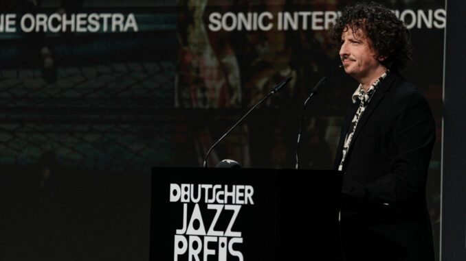 Diego Pinera spreekt tijdens de uitreiking van de Deutscher Jazzpreis 2025 in Keulen