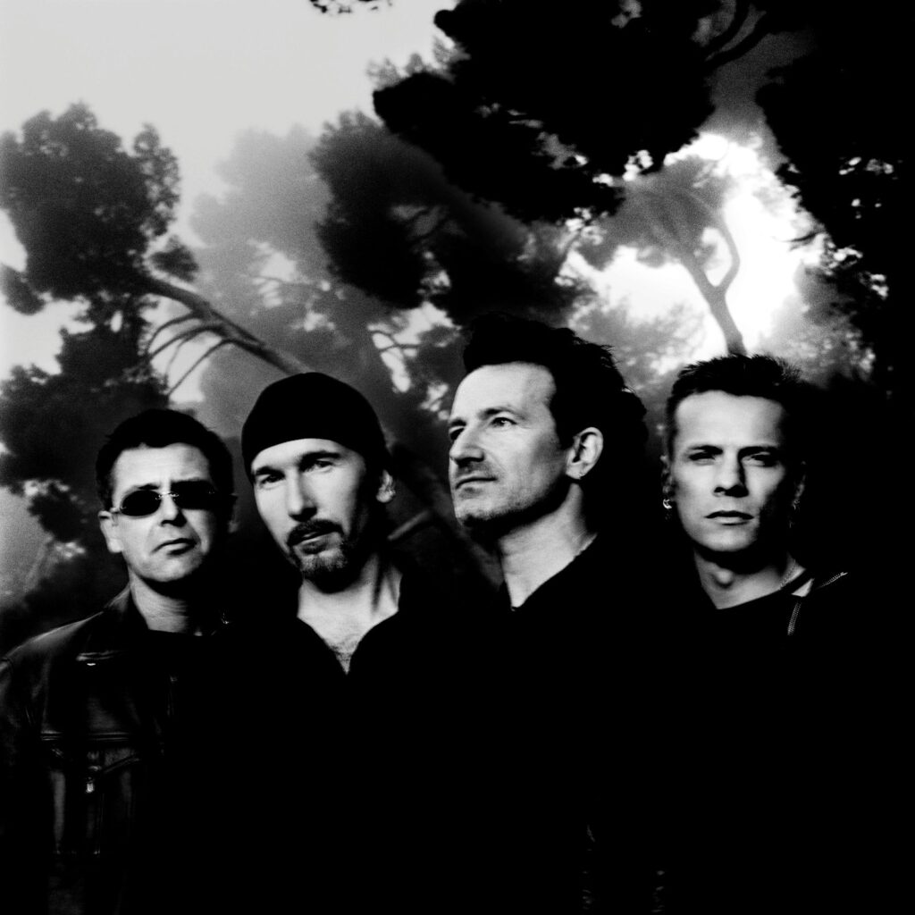 Band U2 gefotografeerd door Anton Corbijn in Eze (2000