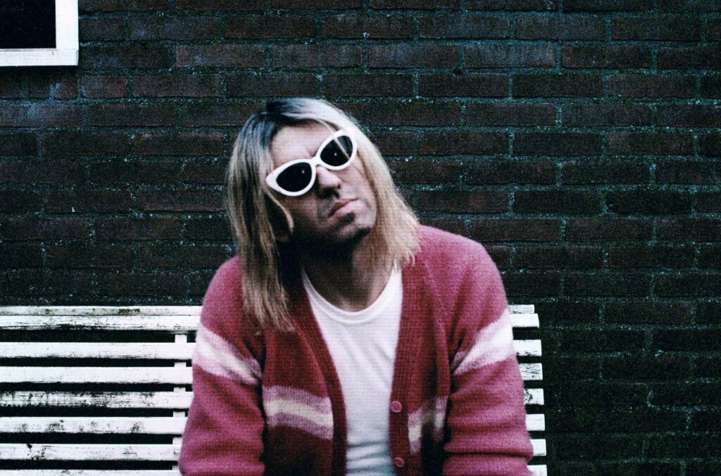 Anton Corbijn als Kurt Cobain in de serie a.somebody (Strijen, 2001)