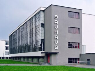 Het Bauhaus-gebouw in Dessau met glazen gevel, ontworpen door Walter Gropius