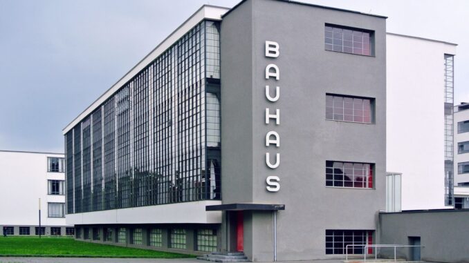 Het Bauhaus-gebouw in Dessau met glazen gevel, ontworpen door Walter Gropius