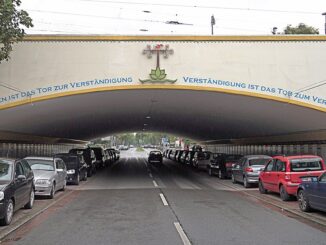 Friedenstunnel in Bremen met vredesboodschap boven de tunneldoorgang