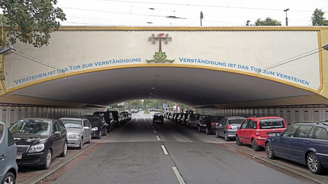Friedenstunnel in Bremen met vredesboodschap boven de tunneldoorgang