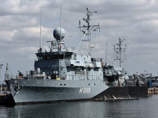 Duitse mijnenjager van de Bundeswehr ligt aangemeerd in de haven van Kiel