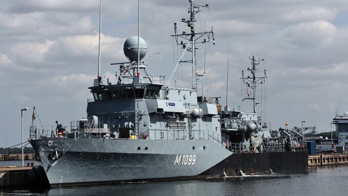 Duitse mijnenjager van de Bundeswehr ligt aangemeerd in de haven van Kiel