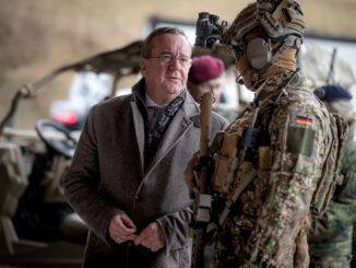 Duitse minister van Defensie Boris Pistorius in gesprek met een soldaat van een speciale eenheid van de Bundeswehr