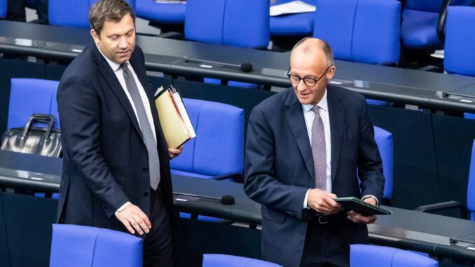 Minister van Financiën Lars Klingbeil en bondskanselier Friedrich Merz in de Bondsdag