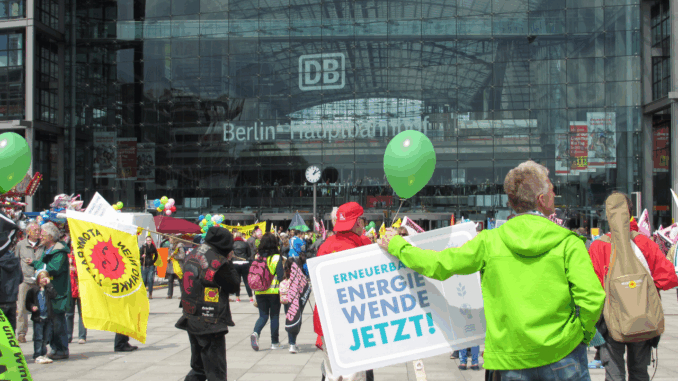 Demonstratie voor energietransitie bij Berlin Hauptbahnhof in 2014