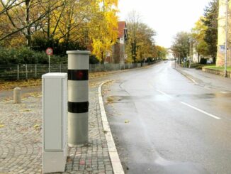 Flitspaal langs een straat in Tübingen in Duitsland tijdens snelheidscontrole