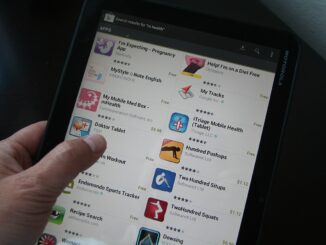 Tablet met gezondheidsapps, symbool voor digitale zorg en DiGA in Duitsland