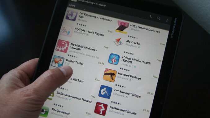 Tablet met gezondheidsapps, symbool voor digitale zorg en DiGA in Duitsland