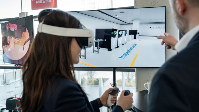 Vrouw test virtual reality technologie op de Hannover Messe 2026