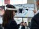 Vrouw test virtual reality technologie op de Hannover Messe 2026