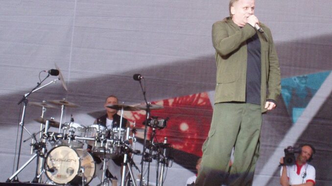 Herbert Grönemeyer tijdens een liveoptreden in Freiburg in 2004