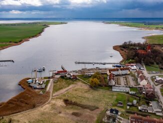 Luchtfoto van de haven van Kirchdorf op Insel Poel aan de Oostzee
