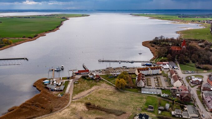 Luchtfoto van de haven van Kirchdorf op Insel Poel aan de Oostzee