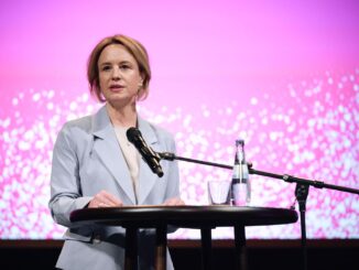 Julia Becker spreekt tijdens de Medientage Mitteldeutschland 2026 in Leipzig