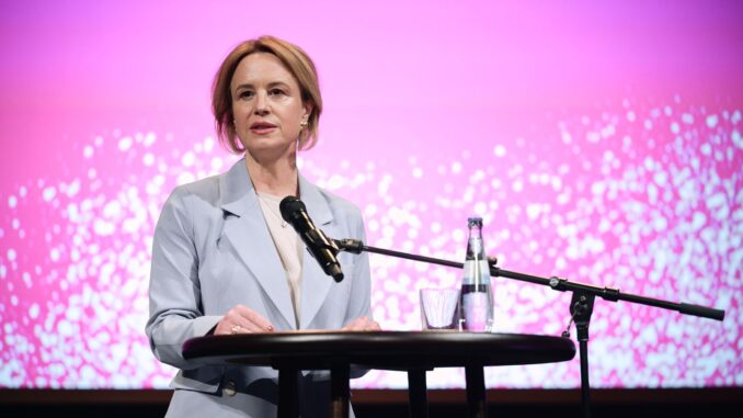 Julia Becker spreekt tijdens de Medientage Mitteldeutschland 2026 in Leipzig