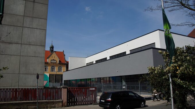 Buitenzicht van de Justizvollzugsanstalt Nürnberg in Beieren