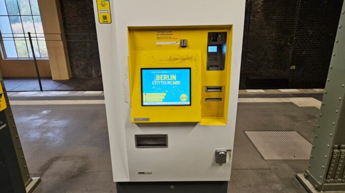 Kaartautomaat op station in Berlijn voor aankoop van OV-tickets