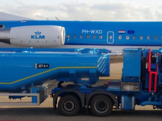 Tankwagen met kerosine (Jet A-1) bij KLM-vliegtuig op luchthaven