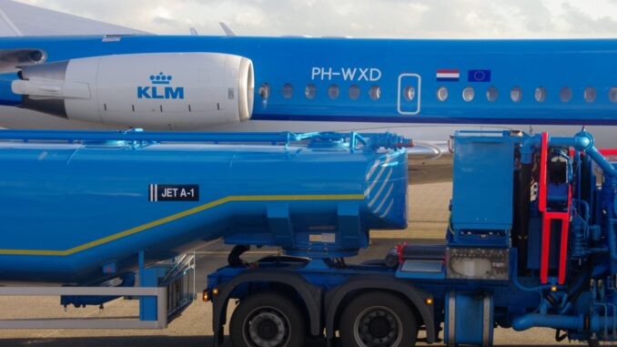 Tankwagen met kerosine (Jet A-1) bij KLM-vliegtuig op luchthaven