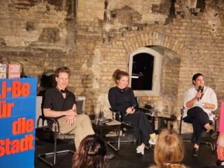 Lize Spit tijdens boekpresentatie in Hörsaalruine Charité Berlijn