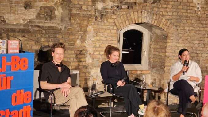 Lize Spit tijdens boekpresentatie in Hörsaalruine Charité Berlijn