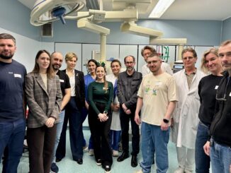 Delegatie Oekraïense artsen in de operatiekamer van het Klinikum Dortmund tijdens een werkbezoek