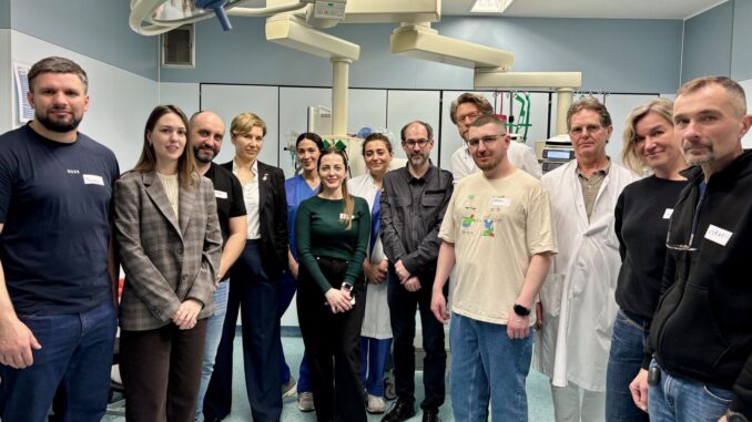 Delegatie Oekraïense artsen in de operatiekamer van het Klinikum Dortmund tijdens een werkbezoek