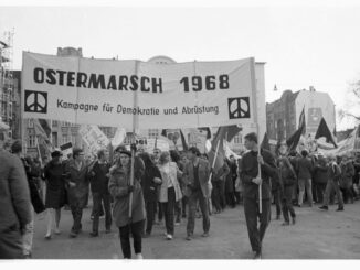 Ostermarsch in Kiel in 1968 met demonstranten en vredesbanners