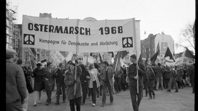Ostermarsch in Kiel in 1968 met demonstranten en vredesbanners